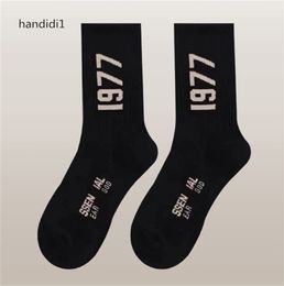 Chaussettes de sport en gros chaussettes de couple chaussettes de créateur conception personnalisée enseignant style scolaire chaussettes colorées cinq paires ensemble i8