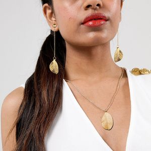 Collier en vente en gros en acier inoxydable Gold Feuilles Femme Charme Collier Brouille à oreilles Choker avec pendentif Collier de feuilles de bijoux