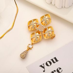 En gros En Acier Inoxydable Broches Broches Mode Femmes Designer Marque Double Lettre Broche Ne Se Fane Jamais Plaqué Or 18K Vêtements Broche De Noce Bijoux Accessoire