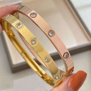 Bracelet de luxe en acier inoxydable pour hommes et femmes, stocké en gros, en alliage d'or, matériel de luxe