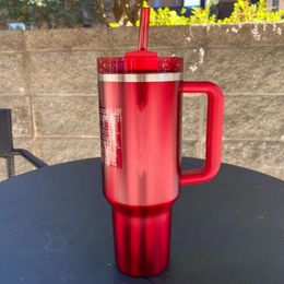 Holidies Rouge Rouge 40oz Tumbler avec manche Cud Cosmo Pink Pink Silicone Boot Paille de paille de paille Voyage Café Masse de café en acier inoxydable Bouteille isolée