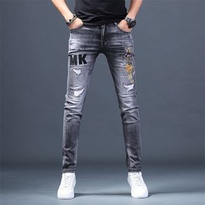 Groothandel Tieners Mens MENS MERK Holeembridered Jeans Mens Summer Thin Slim Feet Straight Smoky Gray Casual Long Pants 201111