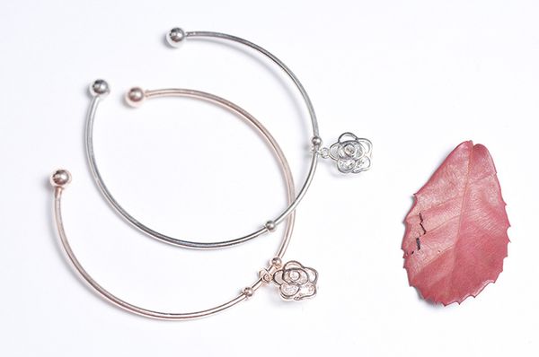 Venta al por mayor-La nueva pulsera de apertura de contracción de oro rosa para accesorios simples y versátiles de las mujeres pulseras de flores de circón venta directa