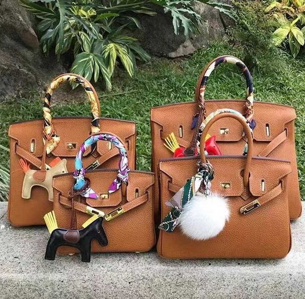 Venta al por mayor Top Original Bojin bolsas de asas tienda en línea 2023 Nuevo botón dorado Moda clásica Capa de cabeza para mujer Patrón de lichi de cuero de vaca con logotipo real