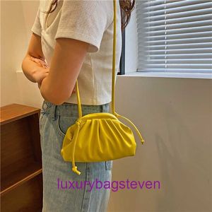 Venta al por mayor Top Original Bottgss Ventss Bolsa Bolsas de asas Tienda en línea Bolsa de mujer suave 2024 Primavera Nueva textura Moda Hombro Color caramelo Volcado con logotipo real PHZK