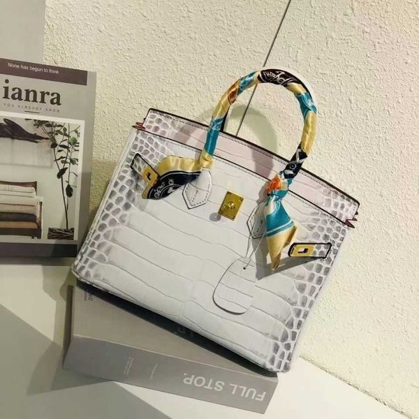 Venta al por mayor Top Original Party Home Tote Bags Tienda en línea Patrón de cocodrilo Capa de cabeza Cuero Hebilla de oro Bolsa 2023 Nueva moda para mujer Tiene logotipo real