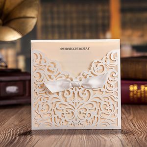 Groothandel- Wit Square Laser Cut Flower met Bowknot Lace Pocket Engagement Wedding Uitnodigingen Kaart, 12 PCS/Lot CW5002