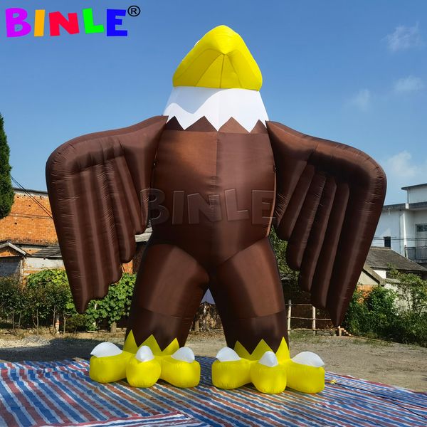 Vente en gros personnalisé 7 mH (23 pieds) avec ventilateur ballon gonflable aigle volant mascotte de faucon pour la publicité extérieure