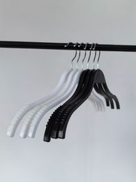Groothandel Vrouwen Kleding Zwarte Hangers Plastic Anti Slip Hanger Shirts passen niet -sliphangers