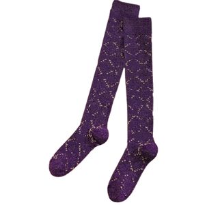 Chaussettes pour femmes en gros à la mode et exquises Hip Hop filles chaussettes au genou pour femmes haute conception lettre complète chaussettes imprimées vêtements de rue jj10