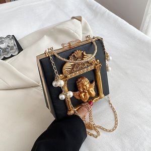 wholesale Sacs de messager en cuir pour femmes doux et charmant sac à chaîne d'ange sculpté tendance de la rue façonnant le sac à main en cuir de boîte dure élégant sacs à main pour femmes de perles 1009