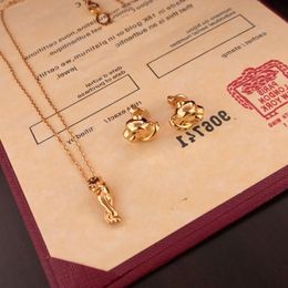 Mayorista de lujo reproducciones oficiales Collares pendientes de alta calidad vintage 18k latón dorado moda marca caliente estilo clásico Colgantes para regalo exquisito