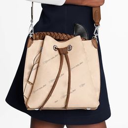 Muria Bucket Bag Bella Bucket Bags Mahina Perforaties Leer Gevlochten Handvat Ruime Handtas Afneembaar Naamplaatje Keybell Grote Capaciteit Luxe Designer Portemonnees