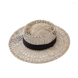 Brede randmutsen 2022 Flat Top Raffia Ribbon Straw Hat Zomer dameskappen Pearl Beach Zon Solid Color Broken Edge Fashion