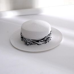 Chapeaux à bord large 2023 Paille plate Paille Boatater Fashion Leopard Bow Sun Panama pour les femmes Summer UV Travel Beach