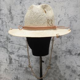 Chapeaux à larges bords Bucket Arrivée Chapeau de paille pour femmes avec chaîne et épingle en été La plage au bord de la mer 230825