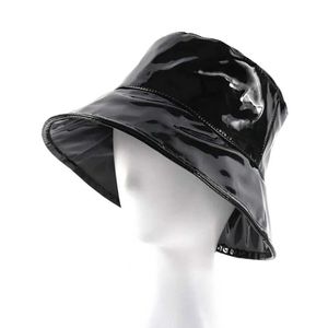 Chapeaux à bord large Baquet Capeur étanche Raine à la mode en cuir noir en cuir noir Retro Retro Street Hip-Hop Pisse de plage Q240427
