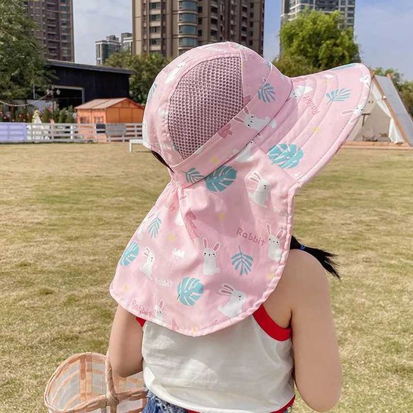 Chapeaux à bord large seau Childrens Sun Sun Upf 50 + large protecteur net adapté aux garçons et aux filles a réglable Chin Rolling Design Beach Q240427