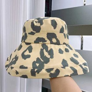 Brede rand hoeden emmer gekrulde brede en dunne zachte katoenen zon hoed buiten zomer dames luipaard print emmer visser strand reisverpakking Q240403