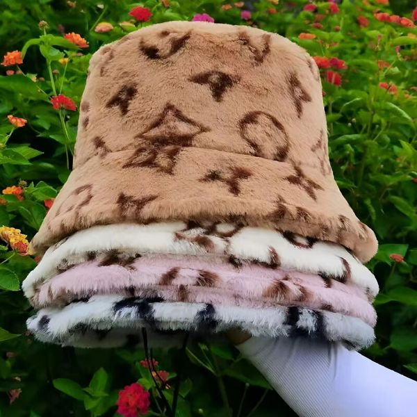 Diseñador de cubo de sombreros de borde anchos para para hombre diseñador para mujeres de lujo de lujo vintage béisbol gorras moda letras rosas llenas flores anchas peludas de invierno sunhats rpu9