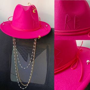 Hoeden met brede rand Emmer Fedora Hoed Punk Parelketting DIY Rose Red Ondersteunt verschillende aangepaste Engelse letters voor mannen en vrouwen 231219