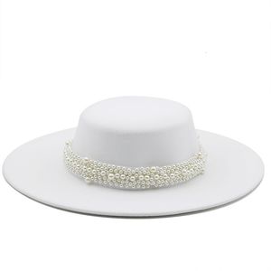 Brede rand emmer emmer Franse socialite stijl parelketen witte platte top fedora voor vrouwen herfst lente grote boot hoed feest bruiloft 23082222