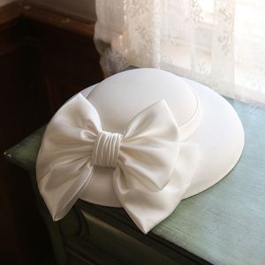 Chapeau haut de forme français pour femmes, dîner d'hiver, robe de mariée à la mode et élégante, robe cheongsam de célébrités britanniques, grand chapeau à bord blanc 230825