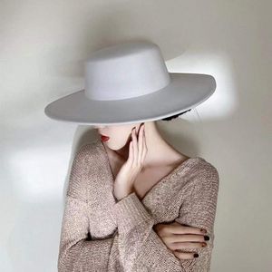 Breide rand hoeden emmer hoeden Brits brim fedoras hoed voor vrouwelijke elegante platte top imitatie wollen witte hoed vintage dames solide kleur jazz emmer hoed 230529