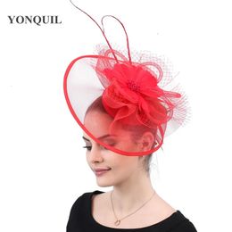 Chapeaux à larges bords Chapeaux de seau Kenducky rouge grands chapeaux de fascinateur dames élégantes église fête de mariage chapeaux de cocktail pinces à cheveux élégantes accessoires de cheveux en maille 231130