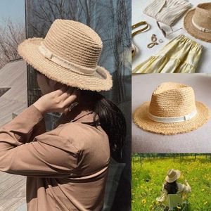 Chapeaux à bord large chapeau de seau Nouveau Str Hat avec bord de fourrure printemps et été extérieur Sunshine Beach Sun Protection lafite Grass Flat Edge Panama Hat de femmes élégantes 63cm J2404