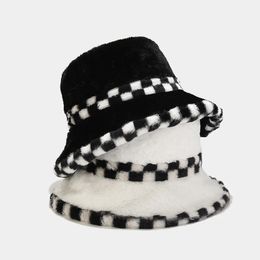 Chapeaux à larges bords Chapeaux de seau Plaid imprimé fausse fourrure seau chapeau casquette d'hiver pour femmes hommes en plein air chaud moelleux pêcheur chapeaux Panama Bob 231009