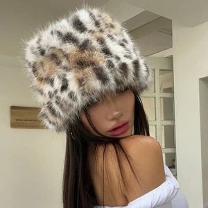 Chapeaux à larges bords Bucket Ins Leopard Print Hat Femmes Mode Furry Fisherman Cap Fausse Fourrure Chaud Hiver Luxe Protection des Oreilles En Peluche Panama pour Les Filles 231129