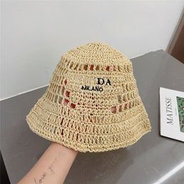 Brede rand hoeden emmer stro hoed designer caps hand geweven geborduurde letters dames zomer strand strothat geschikt voor reisbonnetten raffia p