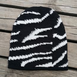 Sombreros de ala ancha Cubo Ejes visuales Sombrero de invierno de lujo Patrón de cebra de punto para mujer Moda Warm Skullies Beanie Ladies Casual Cover Head Caps 230801