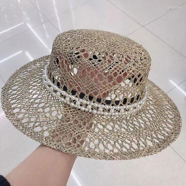 Sombreros de ala ancha Estilo de moda Sombrero de paja de hierba marina tejido a mano para mujer Verano Sombrilla transpirable Cadena de perlas Top plano Fedora Chapeu Feminino