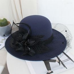 Brede rand hoeden Franse zwarte bruine satijnen tophoed vrouwen banket elegante Britse beroemde beroemde beroemde jurk fascinator bruid bruiloft blauw fedora