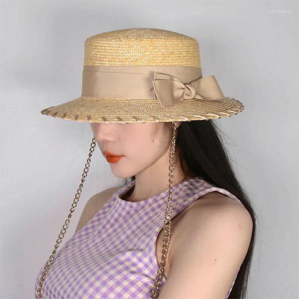 Chapeaux à large bord Designer de luxe Marque Summer Flat Top Straw Sun Hat Bow Décoration Chaîne suspendue en métal Beach AdjustableWide Davi22