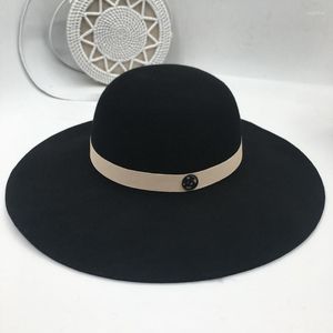 Chapeaux à large bord Panama Fedoras chapeau de laine 9 cm grand bassin d'avant-toit ruban vert fin double logo en métal noir édition dôme femme
