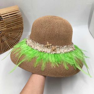 Sombreros de ala ancha Diseñador de verano Colores de moda Plumas verdes brillantes Cuenca de Hepburn Sombrero para el sol Grande Menos Edad Aleros Pescador Sombreros de cuboAncho