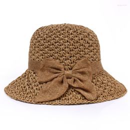 Chapeaux à bord large du chapeau de paille d'été dames à la main