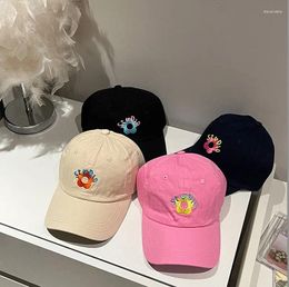 Brede rand hoeden vrouwen Koreaanse stijl vrije tijd anti-aging letters kleine bloem geborduurd uitje honkbal pet pieked geïmporteerd uit Zuid-Korea