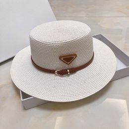 Brede randstroemmakkappen hoeden fedoras voor heren dames ontwerper zonbescherming lente zomer herfst strand vakantie vakantie platte bovenste kopdeksel met bruin lintwit