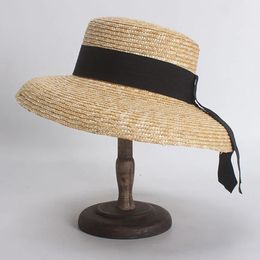 Brede randzomerzon hoed voor vrouwen hoeden dames tarwe stro hoed zwart lint platte top handgemaakte vrijetijds vrijgemaakte strandhoeden 240522