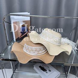 Brede rand gegolfde hoed luxe strohoed met kanten boog lint designer bucket hoed dames elegante parel ketting hoed reisvakantie zon voorkomen hoed