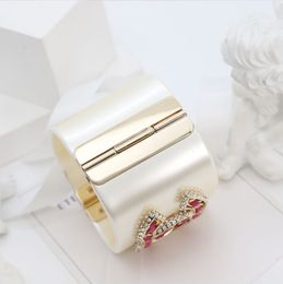 Breed wit modemerk acryl prachtige armband sieraden voor vrouwen grote breedte manchet armband mode hars beroemde merk letter naam manchet bangleip8i