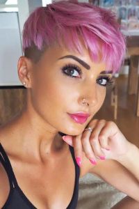 Pruiken BeiSDWig Synthetisch Zwart en Roze 2 Tonen Haar Pruik Kort Haar Pruiken met Roze Pony Natuurlijke Korte Pixie-cut Kapsels voor Vrouwen