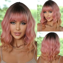 Wigs Craftourist Synthetic Pastel Wavy Wigy With Bangs Lady Sorte Style Short Pink Wig Role Juega Adecuado para niñas de uso diario de uso diario