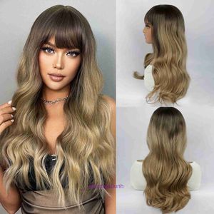 Perruques Femmes Human Hair Wig Femmes Gradient Golden Brown frange Long Curly Synthetic Fibre Couvre de tête Full Highlight Dyeing Cos