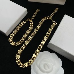 Collar de hip hop salvaje sin restricciones con letra Cadena gruesa cubana Hombres Estilo punky Mujeres brillantes que no se desvanecen Pulsera gruesa Conjuntos de joyería de diseñador BBS3