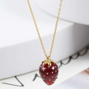 La chaîne de clavicule douce de collier de filles de fraise en trois dimensions de résine rouge de bijoux de vent peut être mélangée
